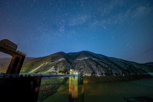 夜空に光る星とダム