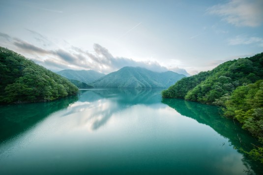 神秘的な朝もやと湖面